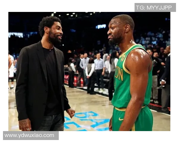 老哥你又胖了！美记晒活动中与绿军名宿安东尼-沃克合影