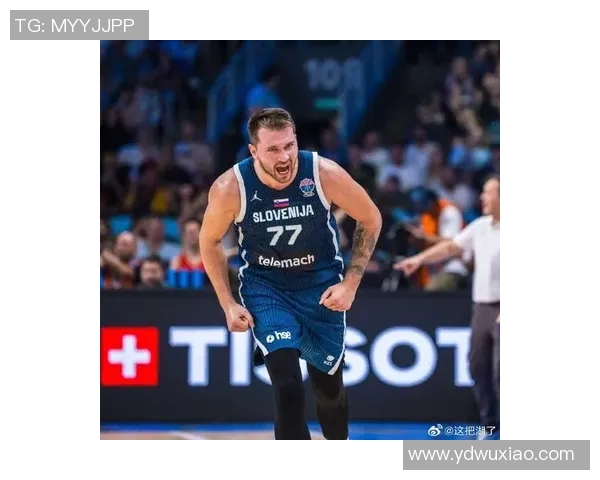 惠特摩尔超远三分飙进 东契奇侧翼三分回应