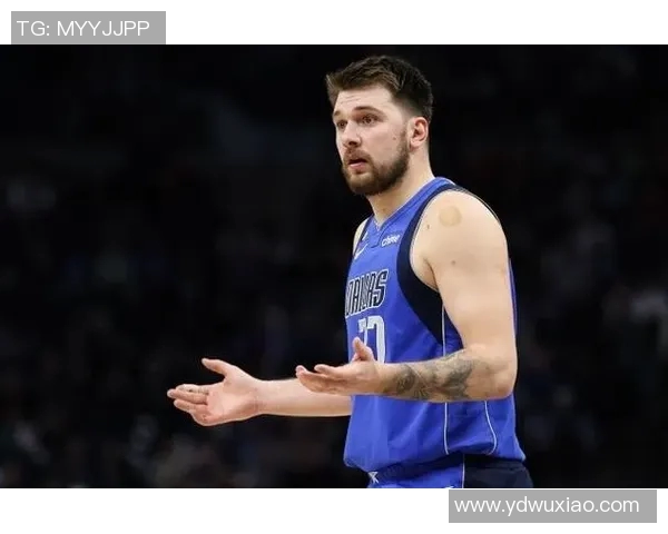 危险！东契奇落地被绊了一下 左小腿不舒服啊