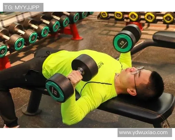 挥洒汗水！崔永熙康复训练更新 在健身房进行力量训练