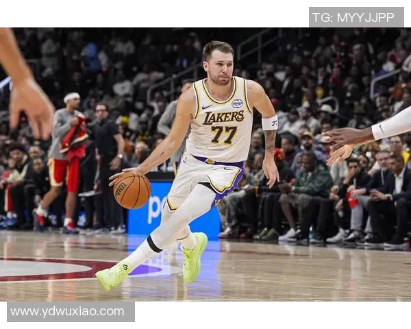 湖人新三巨头打崩雄鹿！东契奇碾压字母哥，詹姆斯复出遇幸福烦恼